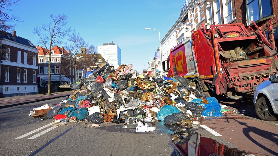 De Mauritskade in Den Haag was tijdelijk één grote vuilnisbelt.