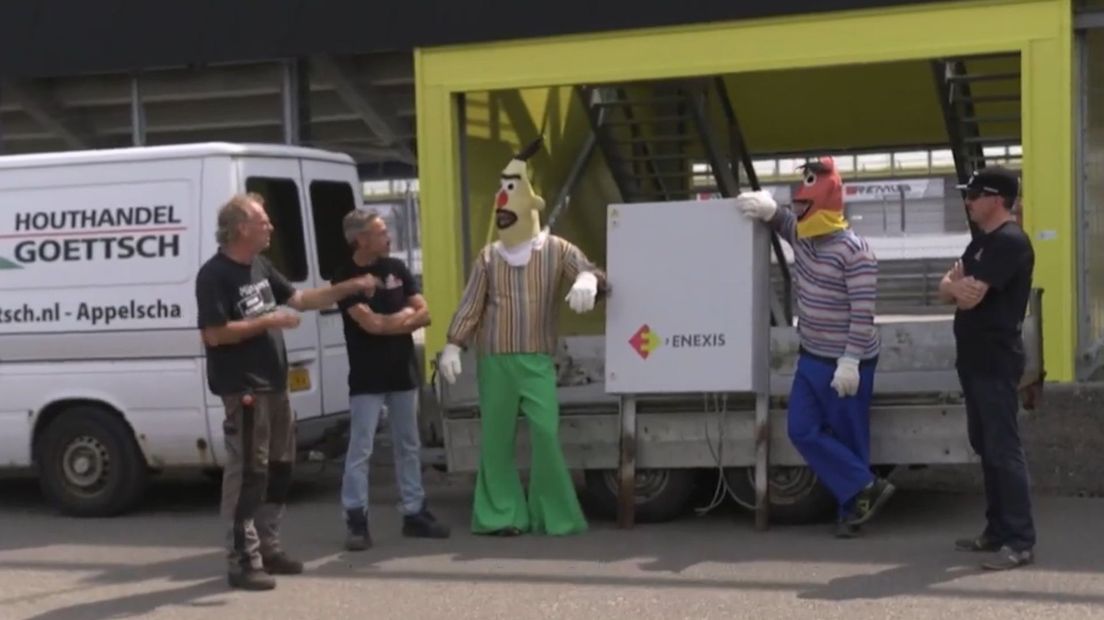 'Bert en Ernie' toen ze vorig jaar hun 'elektriciteitskast' kwamen ophalen (Rechten: RTV Drenthe)