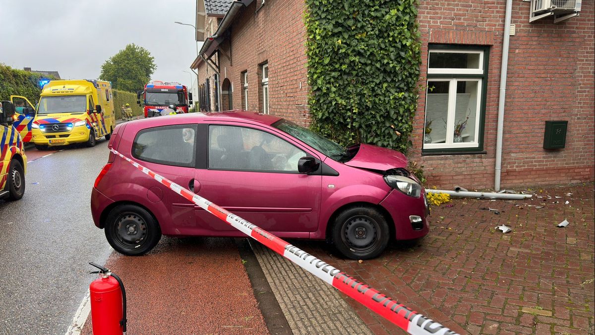 Auto botst tegen gevel van huis in Schimmert