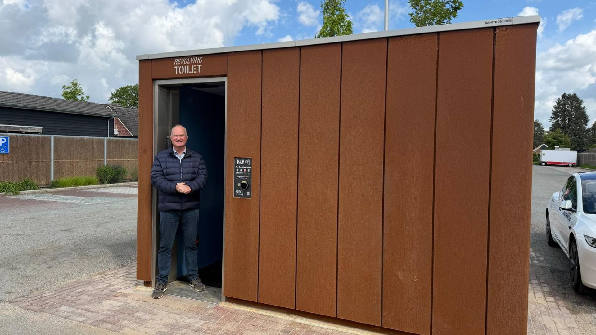 Wethouder Groters bij openbaar toilet Dinxperlo.