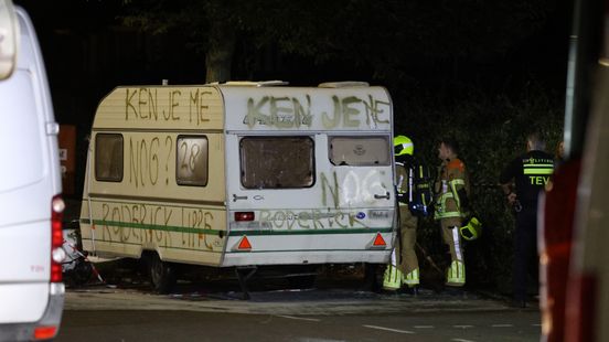 School roept leerlingen op weg te blijven bij geparkeerde caravan van realityster Home