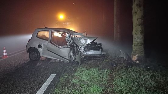 Man gewond bij zwaar auto-ongeluk in dichte mist. Man gewond bij zwaar auto-ongeluk in dichte mist.