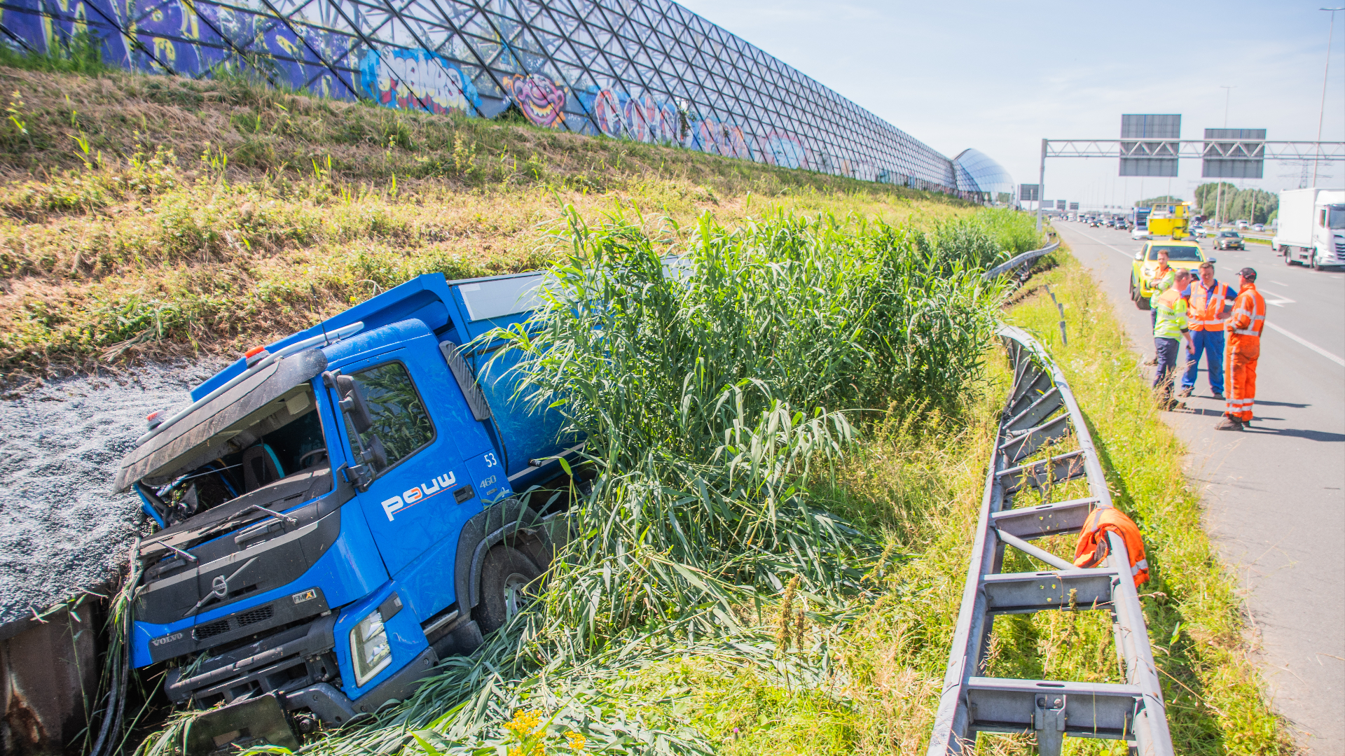 Vrachtwagen rijdt van A2 af en komt in greppel terecht