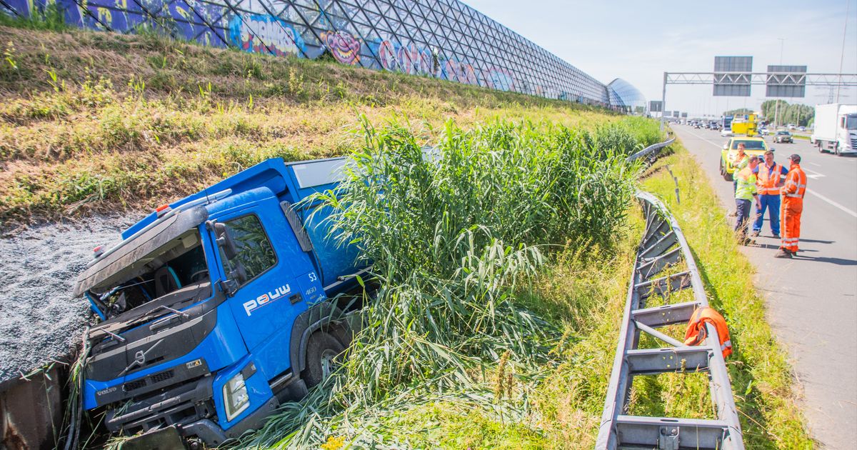 Een vrachtwagen is vanmiddag van de snelweg A2 afgereden. De vrachtwagen reed…