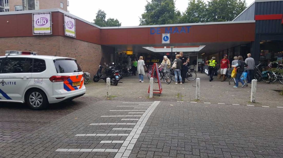 Een supermarkt in winkelcentrum De Maat aan de Imkersplaats in Apeldoorn is donderdag net voor het middaguur overvallen. De gewapende overvaller is er met een buit vandoor gegaan.