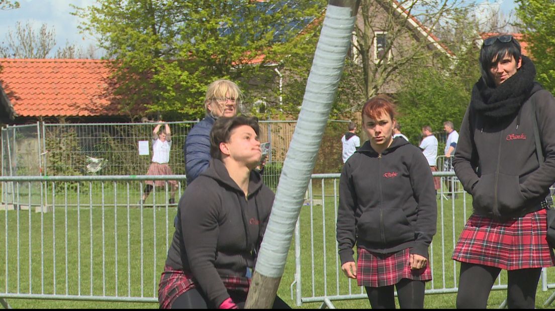 Paalwerpen bij de Highland Games in Driewegen.