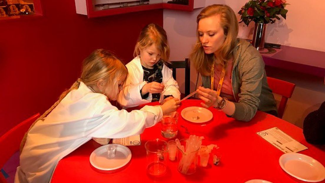 Proefjes doen in het Universiteitsmuseum.