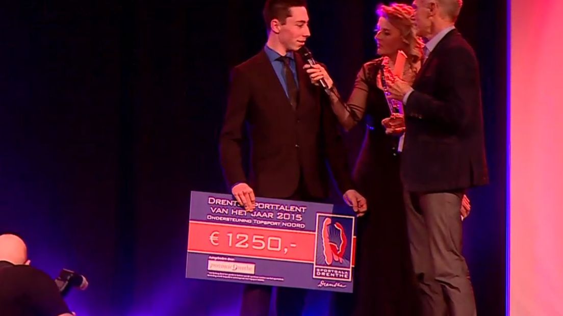 Jens Dekker wint de talentprijs (Rechten: RTV Drenthe)