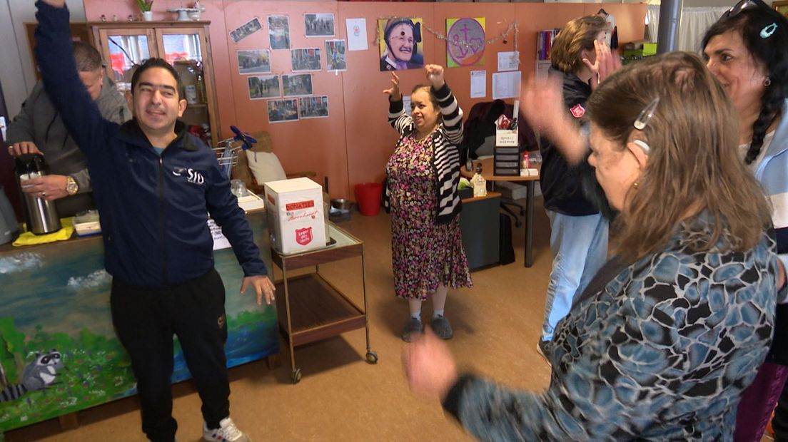 Oud deelnemer Saïd geeft nu sportlessen in de buurthuiskamer.