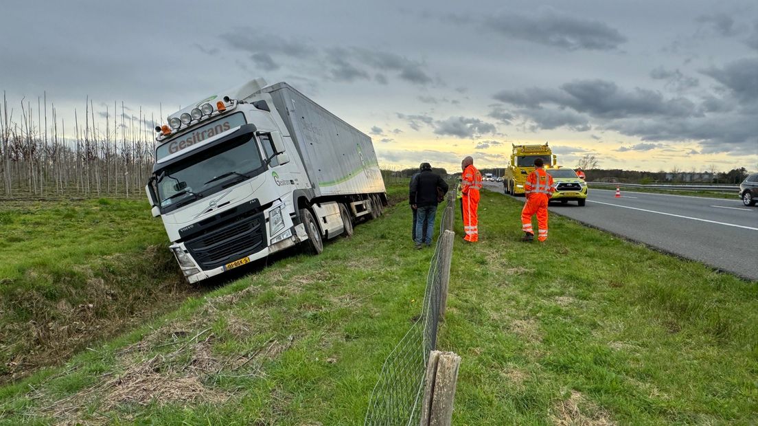 File op A73 door gestrande vrachtwagen in berm