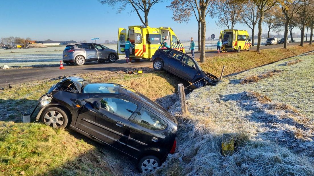 Twee auto's belanden in de sloot na een ongeluk in Hasselt.