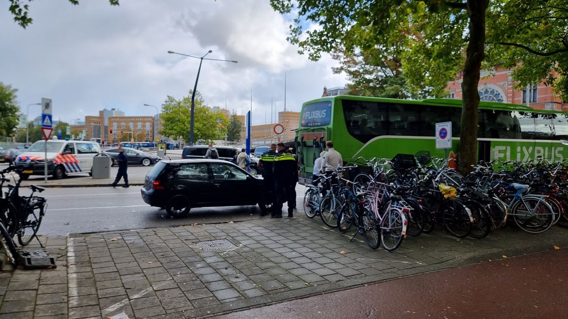 Een botsing tussen een touringcar en een auto bij het station