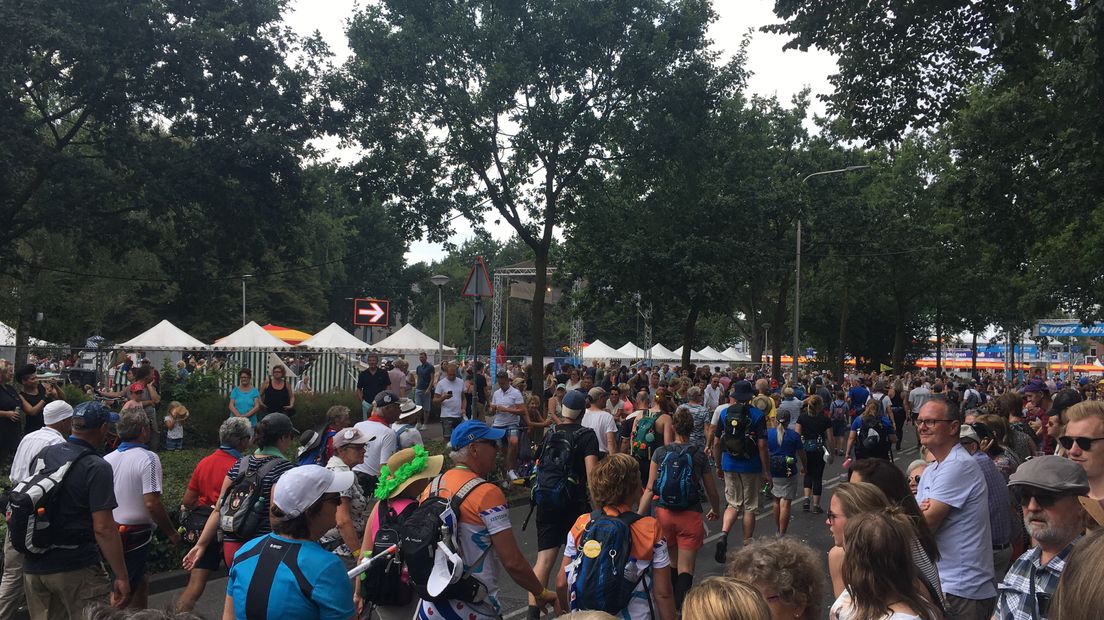 De derde dag is - misschien - wel de zwaarste dag van de Vierdaagse. Want op donderdag is het tijd voor de Zevenheuvelenweg. De scanners zijn dicht, niet iedereen heeft de finish gehaald. In dit liveblog kunt u alles teruglezen.