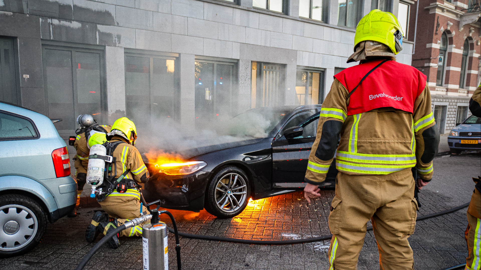 De brand zat onder de motorkap van de auto