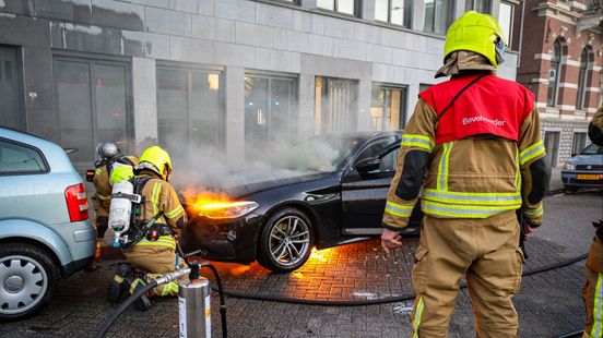 Brand onder motorkap van auto, oorzaak onbekend
