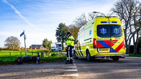 Scooterrijder gewond geraakt bij botsing, naar ziekenhuis gebracht