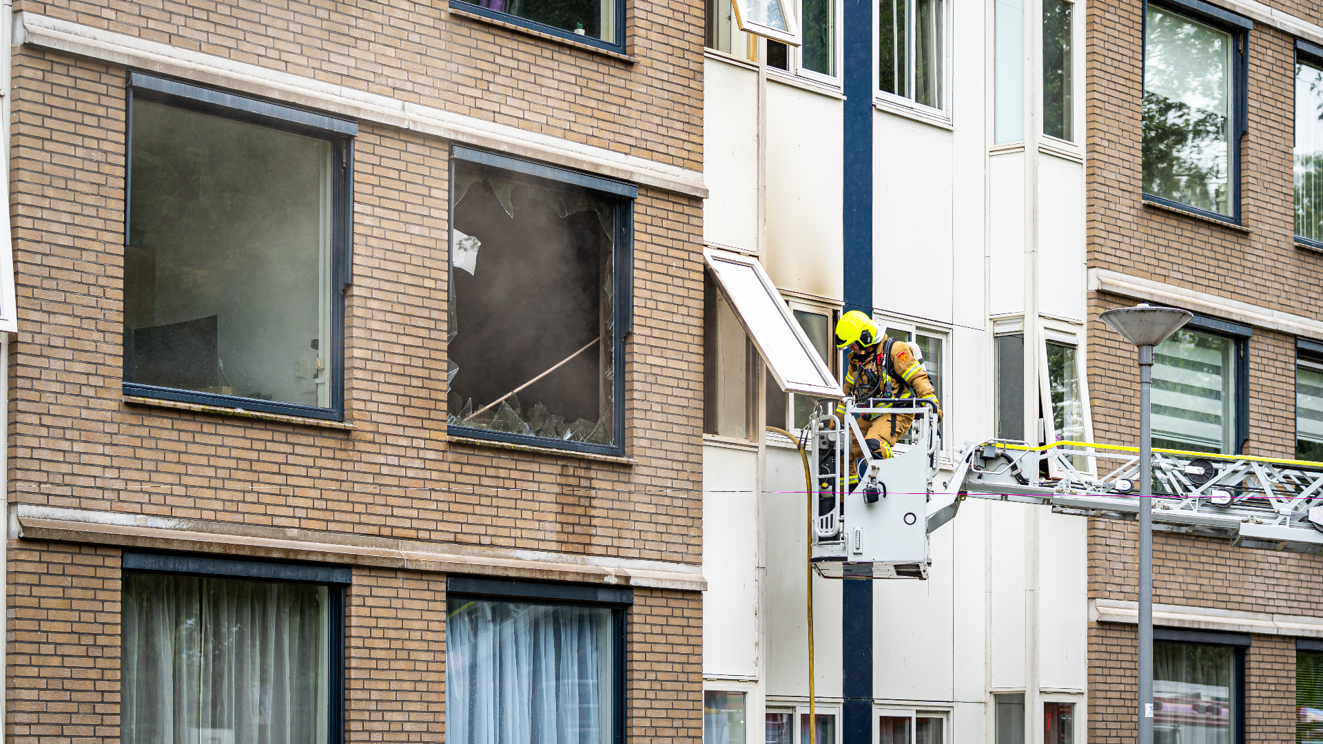 De brand ontstond in een woning op de tweede verdieping.
