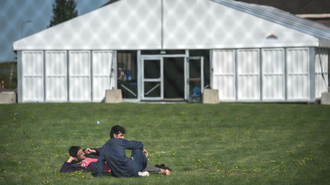 Afghaanse evacuees in de Willem Lodewijk van Nassaukazerne in Zoutkamp