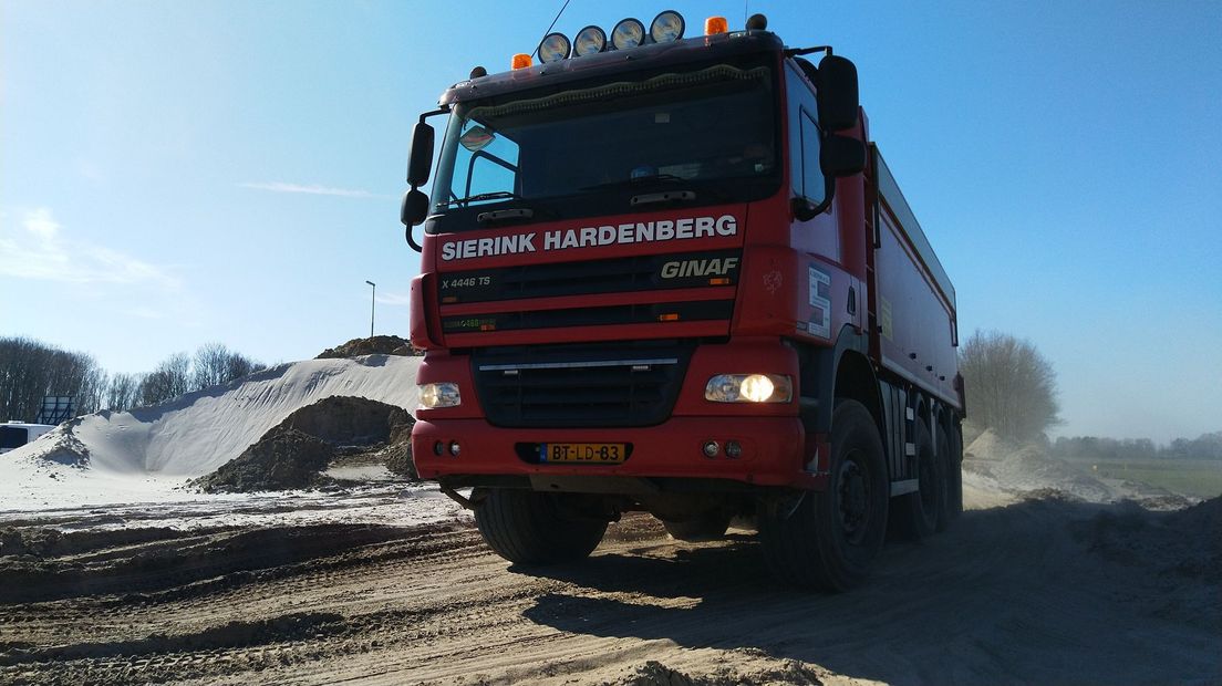 Vrachtwagens met zand rijden af en aan (Rechten: RTV Drenthe/Erwin Kikkers)