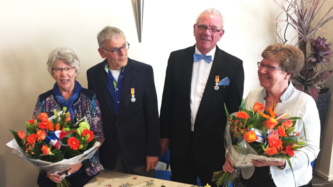 Twee inwoners van Hoogeveen met hun onderscheiding (Rechten: RTV Drenthe / Ronald Oostingh)