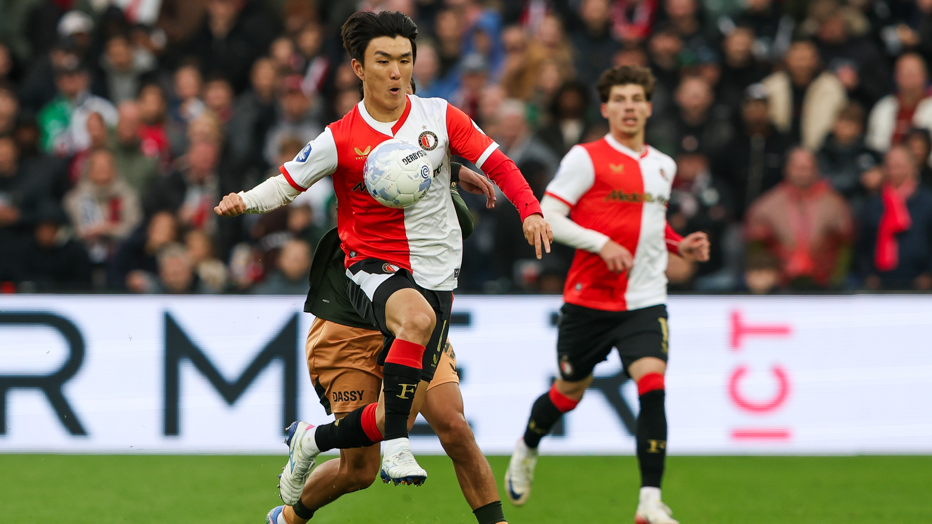 Inbeom Hwang in het duel tussen Feyenoord en FC Utrecht