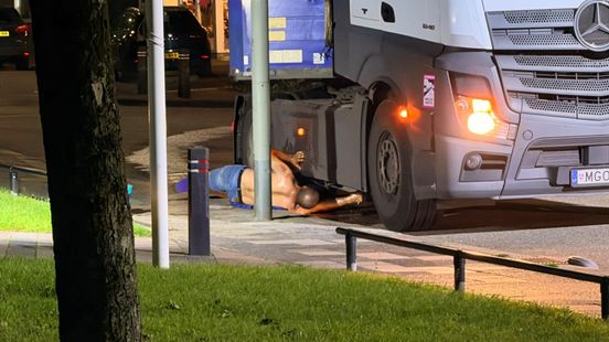 Vrachtwagen lekt honderden liters diesel: deel in riool Home