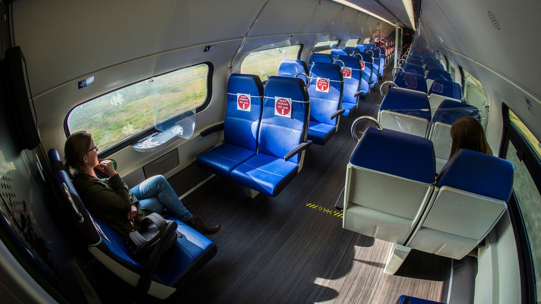 In de trein is aangegeven welke zitplaatsen wel en niet beschikbaar zijn voor reizigers.