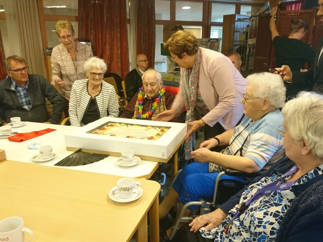 Koffie en gebak voor de jarige