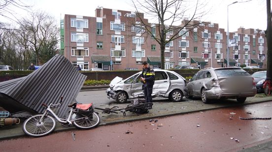 Ravage na botsing: fietsenstalling aan diggelen en meerdere autos beschadigd. Ravage na botsing: fietsenstalling aan diggelen en meerdere autos beschadigd.