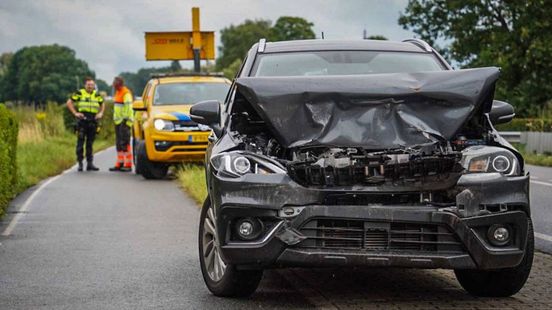 Veel schade na botsing • gewonden bij ongeval. Veel schade na botsing • gewonden bij ongeval.