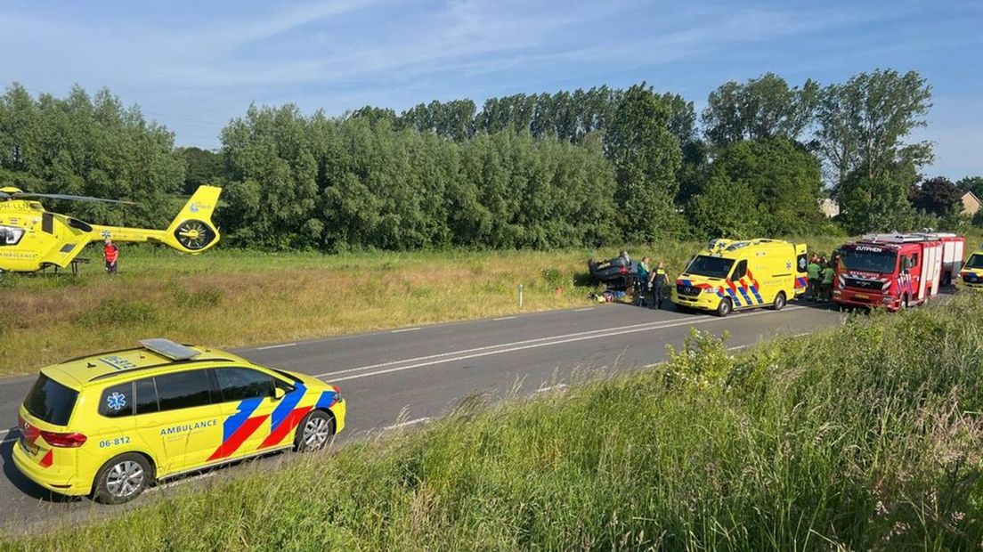 Hulpverleners op de plaats van het ongeluk.