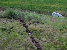 Auto raakt van de N34 bij Dalen: bestuurder naar het ziekenhuis