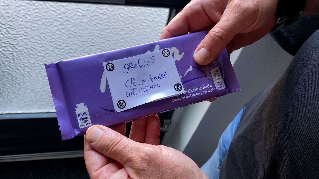 De chocoladereep met een handgeschreven bericht van 'de crimineel van Cothen'
