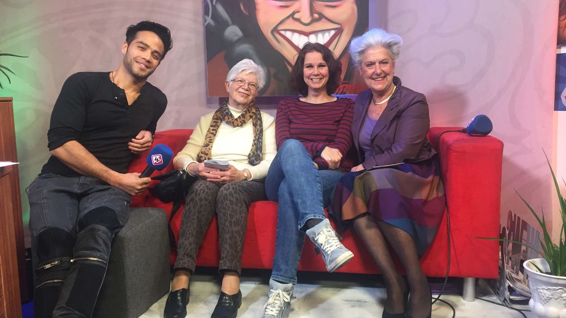 Mevrouw Kinkel en Mia Giesbers (rechts) van Stichting Vier het Leven bij Debby en Curt