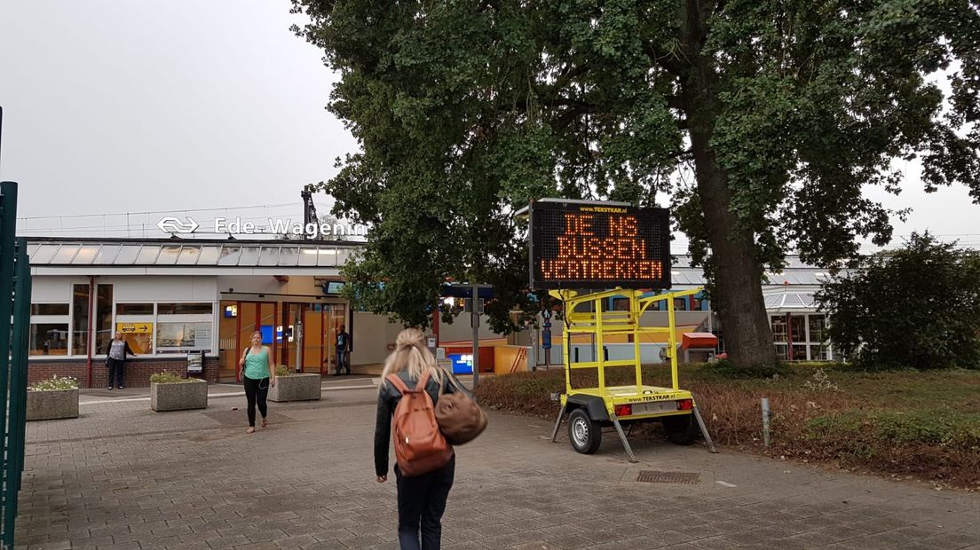 Er rijden vanaf zaterdag ruim twee weken geen treinen tussen de stations Ede-Wageningen en Utrecht Centraal. Reizigers kunnen in deze periode gebruikmaken van de bus of omreizen via Den Bosch.