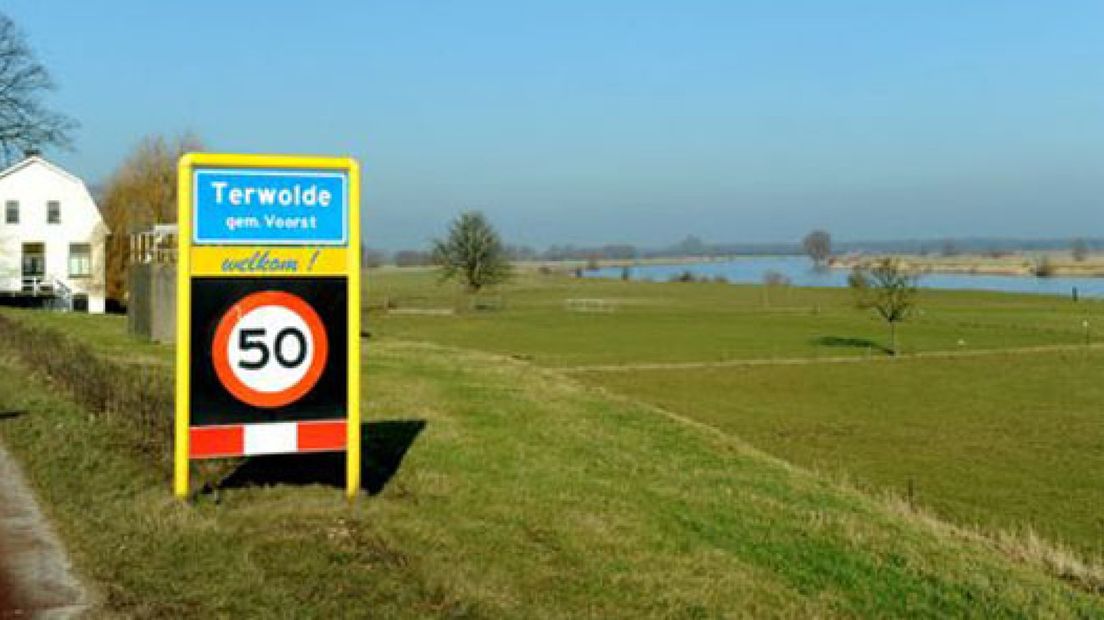 Een binnenvaartschip en een wedstrijdroeiboot van 10.000 euro zijn zondag op elkaar gevaren op de IJssel bij Terwolde.