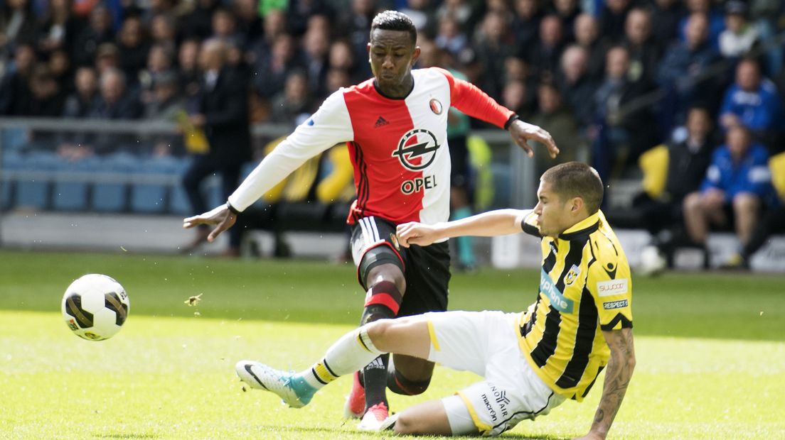 Kevin Diks in duel met Eljero Elia van Feyenoord.