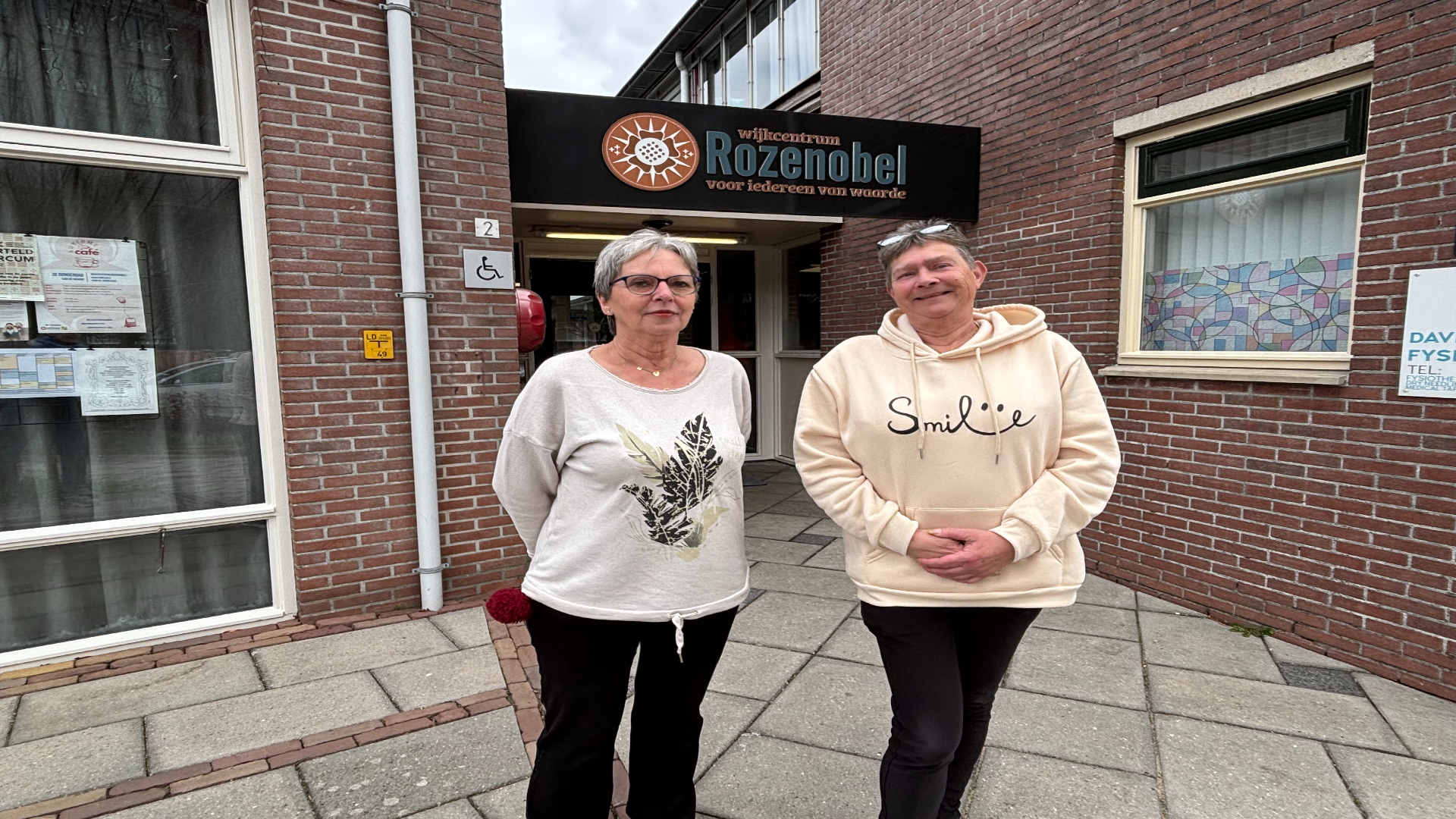 Anneke (links) en Connie, de beheerders van het wijkcentrum