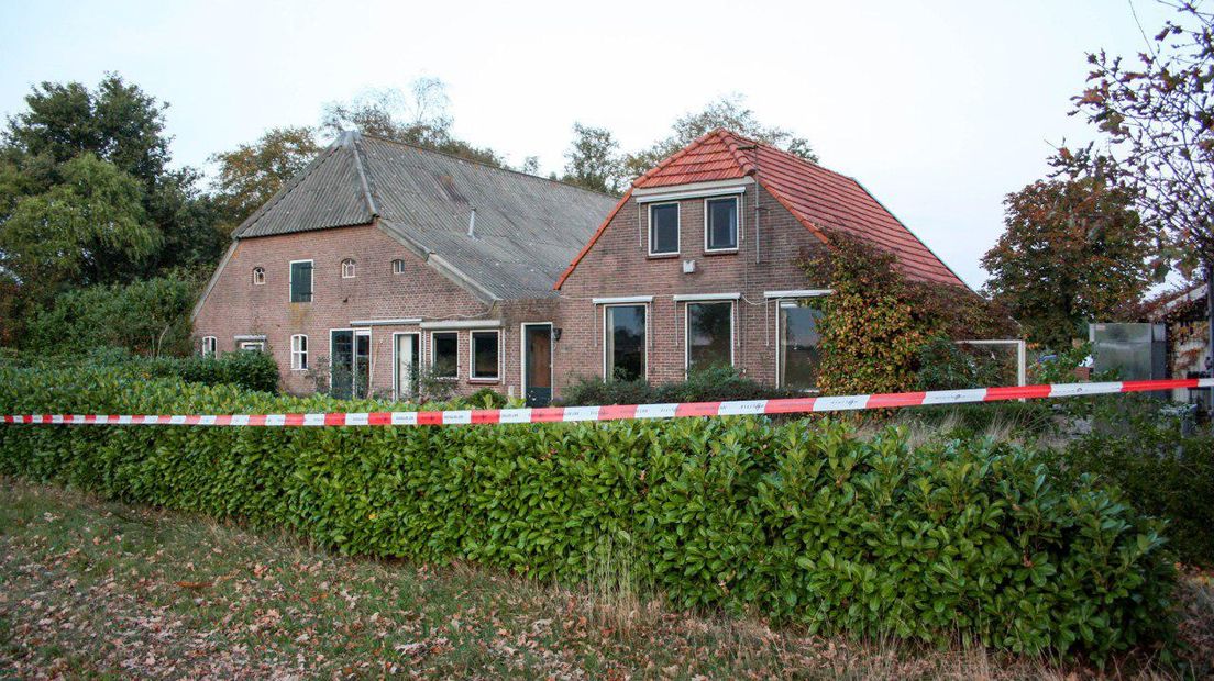 Bij de woningontruiming werd het afval gevonden achter deze boerderij (Rechten: De Vries Media)