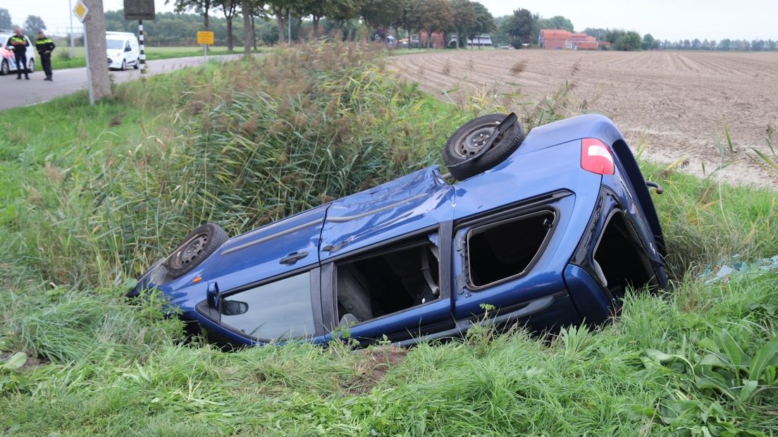 Auto belandt na aanrijding in sloot