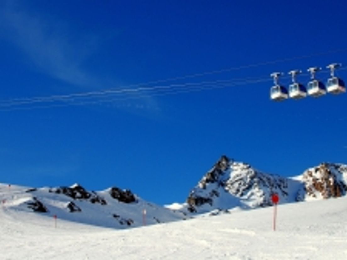 skilift met bergen