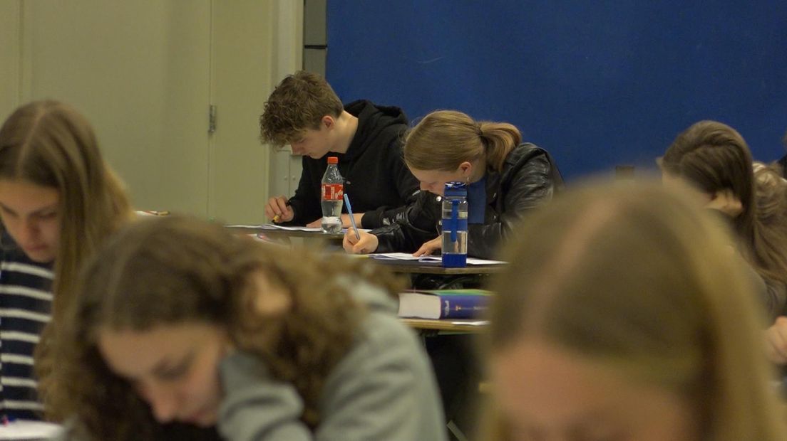 Koen en Jessica maken proefexamen Nederlands