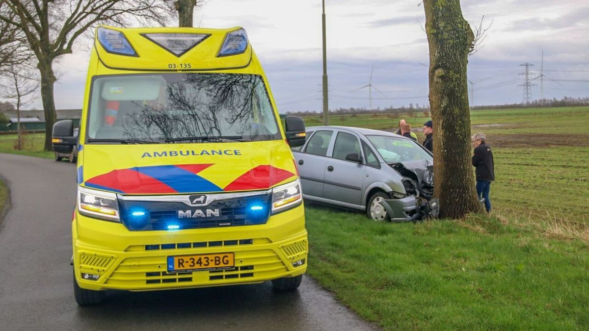 Gewonde na frontale botsing met auto tegen boom
