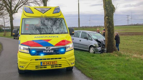 Gewonde na frontale botsing met auto tegen boom.