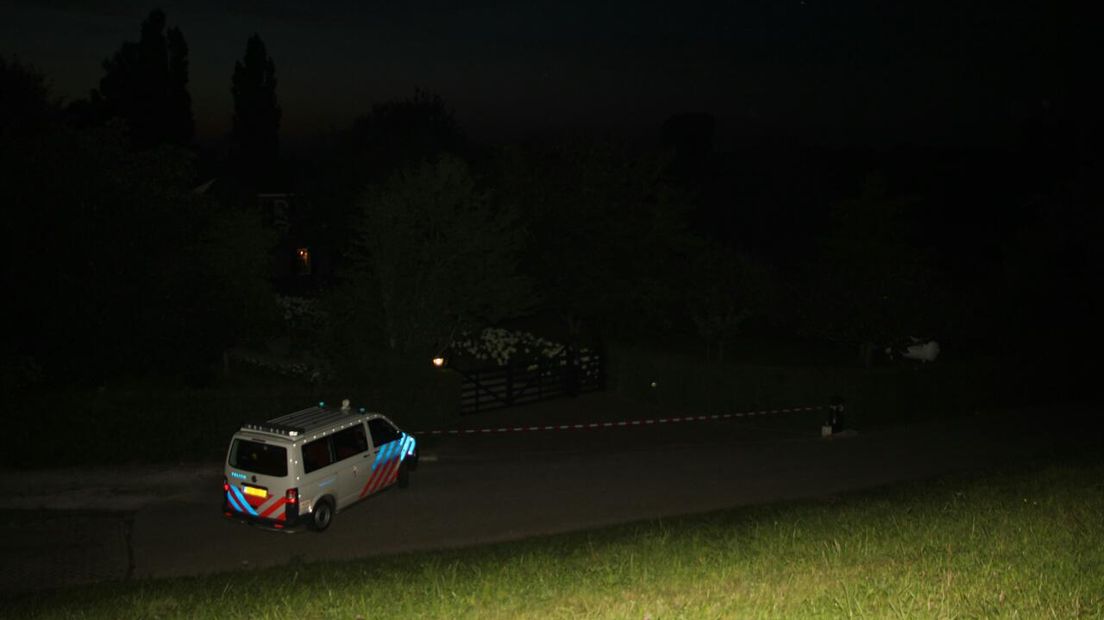 In Varik is zondagavond een inwoner van dat dorp ernstig mishandeld. Hij ligt in kritieke toestand in het ziekenhuis, meldt de politie Neerijnen. Inmiddels is beke