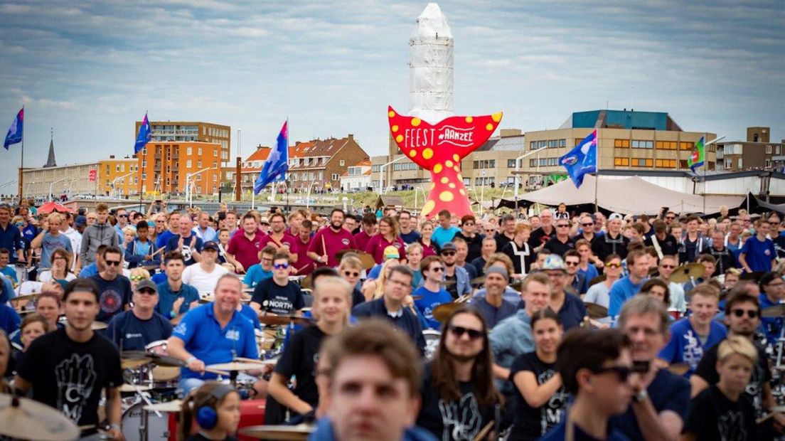 2000 drummers op het Scheveningse strand