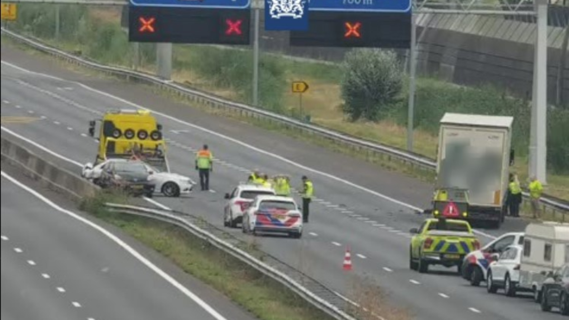 A15 Sliedrecht richting Papendrecht afgesloten na botsing vrachtwagen en autos.