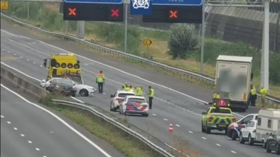 A15 Sliedrecht richting Papendrecht afgesloten na botsing vrachtwagen en autos. A15 Sliedrecht richting Papendrecht afgesloten na botsing vrachtwagen en autos.