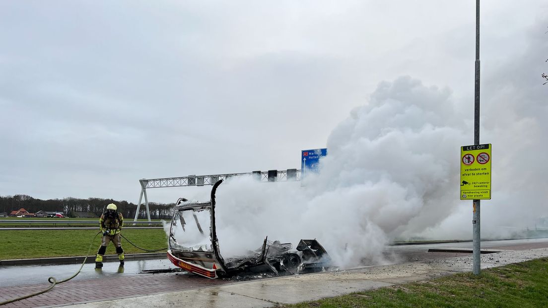 Caravan uitgebrand op parkeerplaats A1 bij Brathmen