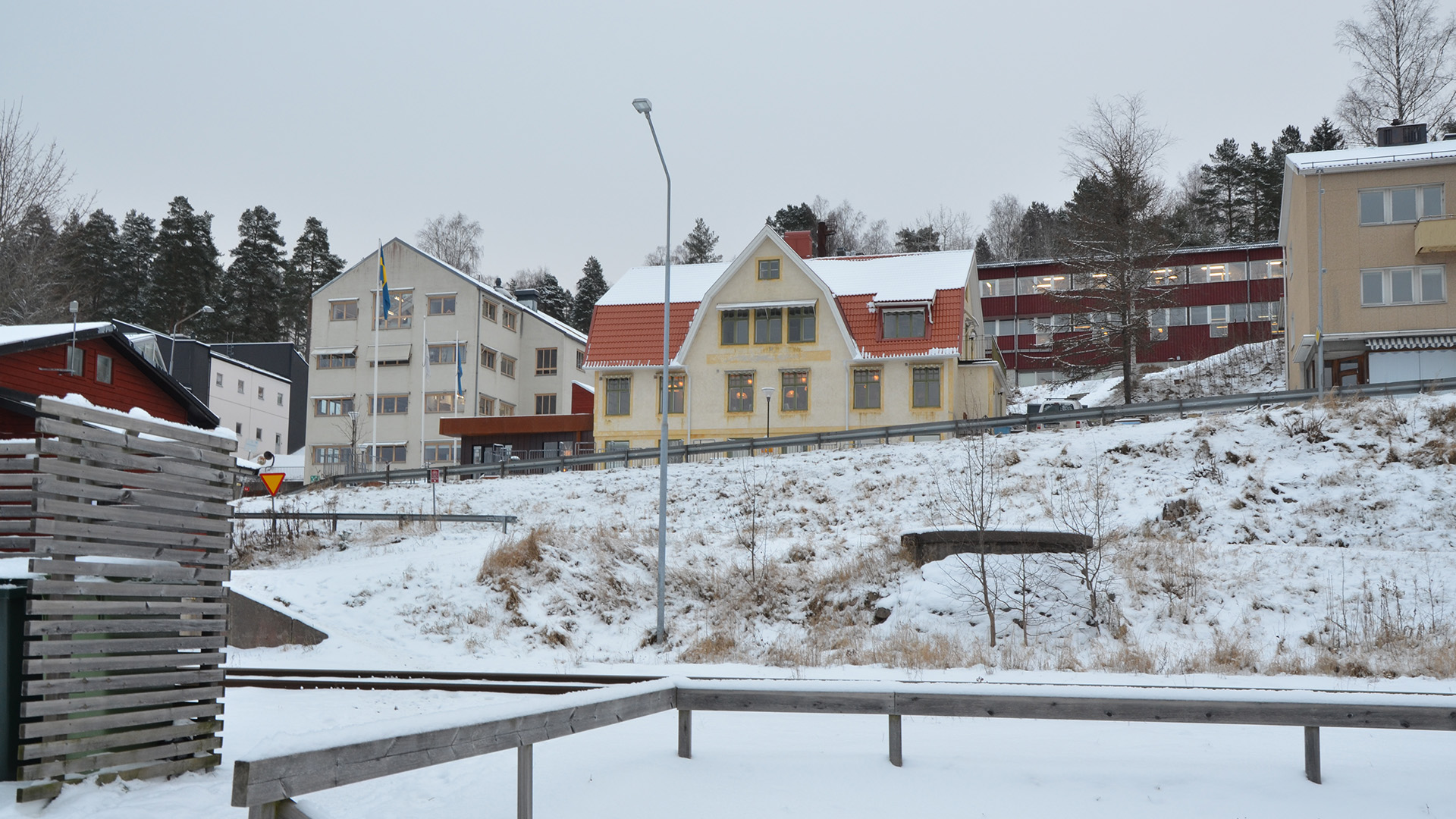 De skoalgebouwen, mei it wurkplak rjochtsboppe yn it donkerreade gebou
